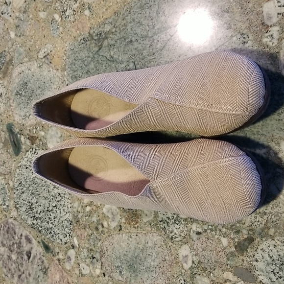 🎉Host Pick! 😎Charleston Shoe Company Tan Cape Low Wedge Size 8 - Picture 4 of 8